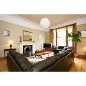 297 - Charming, spacious 2 bedroom apartment in the center of Edinburgh's Old Town