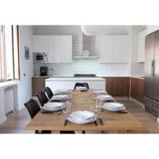 2ndhomes Luxurious 144 m2 Stylish 3 Bedroom Center Apartment