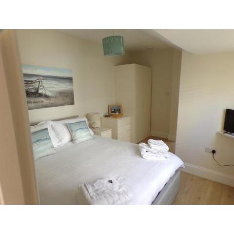 3TheDome - Luxury Ground Floor Apartment opposite the Beach, Barton on Sea