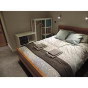 4 Bed Farnborough Air Accommodation