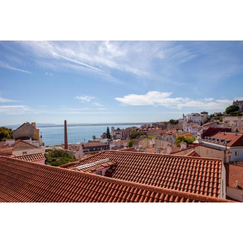 Alfama Amazing Scenic River and City View Charming apartment With 2 bedrooms and AC 19th Century Building