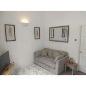 All Saints 2 bed Apartment in central Stamford with Parking