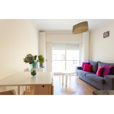 ALTIDO Bright 2BR Apt with River Views &balcony in Alfama, moments from Santa Apolonia train station