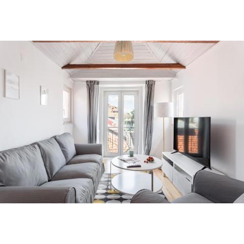 ALTIDO Stylish 2-bed Apt with balcony in Lapa, 5mins to National Museum of Ancient Art