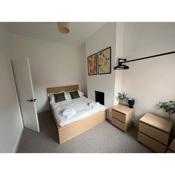 Altrincham Terrace - 2 Bedroom House - Free Parking - Sleeps 6 - Near Tram Stop