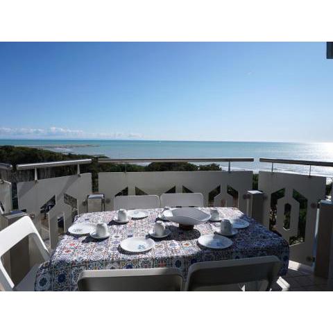 Apartment With Pool And Sea View