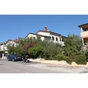 Apartments with a parking space Novigrad - 7020