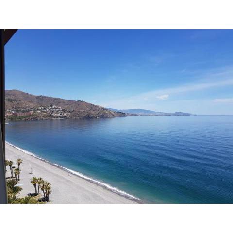 Ático en Almuñecar. Primera línea de playa con vistas espectaculares