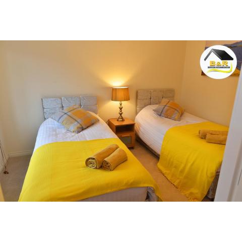 B and R Serviced Accommodation Amesbury, 3 Bedroom House with Free Parking, Super Fast Wi-Fi 145Mbs and 4K smart TV, Archer House