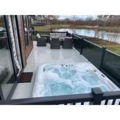 Bay Tree Lodge: Lakeside lodge w/hot tub & cinema surround sound