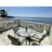 Beachfront apartment with pleasant views of the sea and the historic lighthouse.