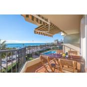 Beachfront apartment with sea view