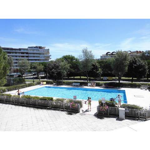 Beautiful Beachfront Apartment with Swimming Pool - Great Location