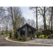 Beautiful lodge at the edge of the forest, located in a holiday park in Brabant