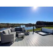 Beautiful Luxury Lakeside Lodge Hot Tub Views Pass the Keys