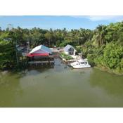 Boat house marina restaraunt and homestay