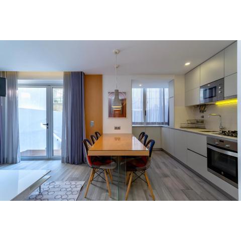 Bright Lisbon T2 with 35 m2 Terrace, 2bed and 2bath and fast internet!