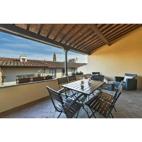 Buonarroti big apartment with terrace in Oltrarno