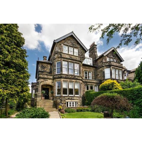 Central Harrogate townhouse apartment with parking