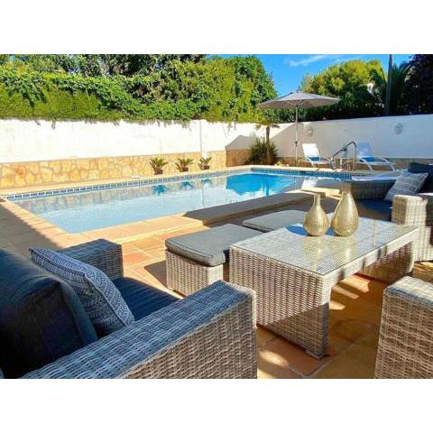 Charming villa with private swimming pool located 100 m from the sea