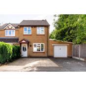 Cheerful 3 Bedroom Family Home with parking