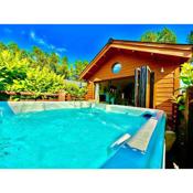 Chestnut Lodge with Hot Tub & Log Burner, close to the sea