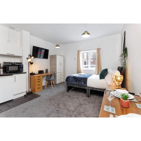 City Centre Studio 8 with Kitchenette, Free Wifi and Smart TV with Netflix by Yoko Property