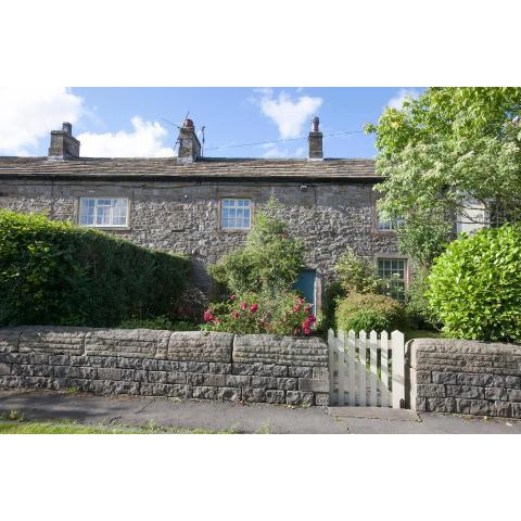 Cosy and charming Yorkshire cottage within a picturesque row with unique Wellbeing and nature based activities on a 3000 acre Sanctuary