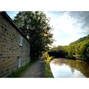 Cosy cottage with a canal view