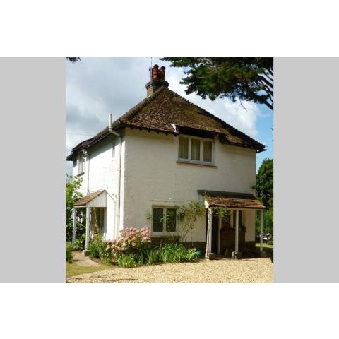 Cosy Family Cottage, Semi Rural Retreat - Dogs Welcome! Nearby Countryside, Beaches & Goodwood