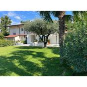 Cosy Villa w/Garden&Parking a 10 min from bus stop