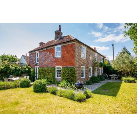 Country cottage in pretty village quay views