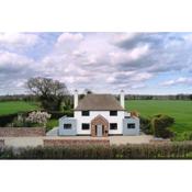 Covehithe House-Coastal luxury- sleeps 12-with huge swimspa!