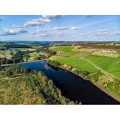 Cozy rural lodge, amazing views close to Holmfirth