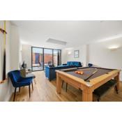 Deluxe 5 Bed House in London - Pool Table