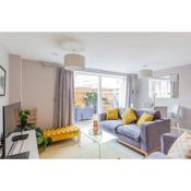 Deluxe Apartment near Cabot Circus w Parking sleeps 5