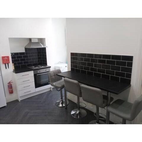 Double-bed (E2) close to Burnley city centre