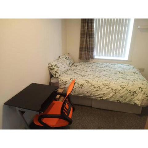 Ensuite Double-bed (H1) close to Burnley city centre