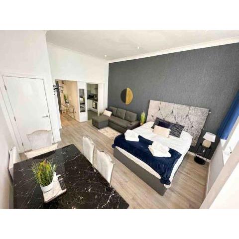 Fabulous City Centre Studio Apartment with jet bath Sleeps up to 4