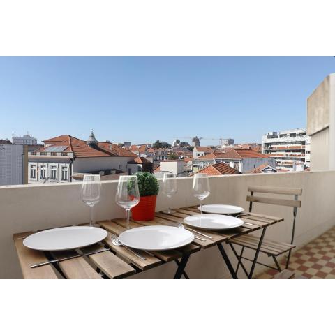 FLH Porto Spacious Apartment with Balcony