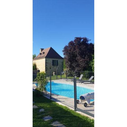 GITE AU ROC DE BOURZAC AVEC PISCINE PRIVÉE