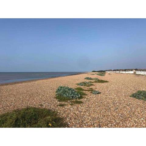 Goring Beach Studio - 2 min walk from seafront