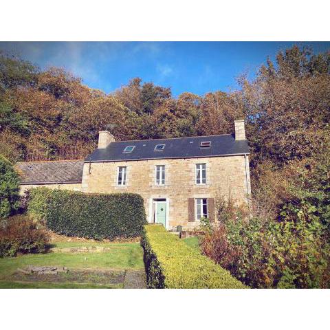 Guingamp -Maison du Bonheur - pretty cottage in village