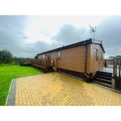 Hedgerow Lodge with Hot Tub