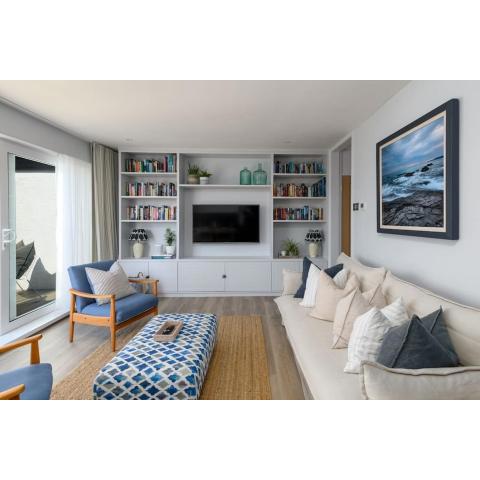 HIGH TIDE - Luxury 2 bed apartment with parking