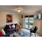 Homely Modern Exquisite 2 Bed Apartment with Super Fast WIFI,On-street Parking, & 5 mins drive to Science & Business Parks