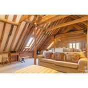 Huge luxury loft cottage in historic country estate - Belchamp Hall Hayloft