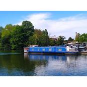 Insolite, péniche en plein coeur de Dijon.