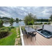 Lakeside Retreat 3 with hot tub, private fishing peg situated at Tattershall Lakes Country Park