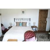 Large Sunny King-Size En-Suite